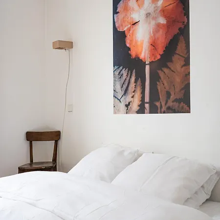 2 Bd Lovely Facing Canal St Martin Sleeps 6 * Parijs