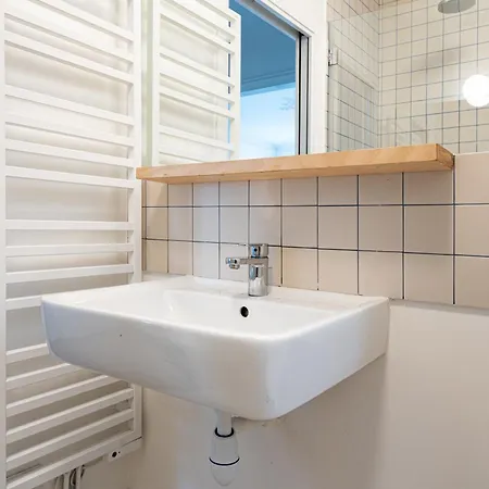 2 Bd Lovely Facing Canal St Martin Sleeps 6 Parijs