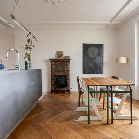 2 Bd Lovely Facing Canal St Martin Sleeps 6 Parijs